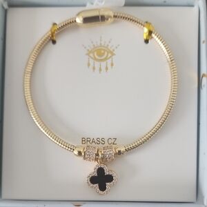 Elegant Gold and Black Bracelet With Magnetic Closure